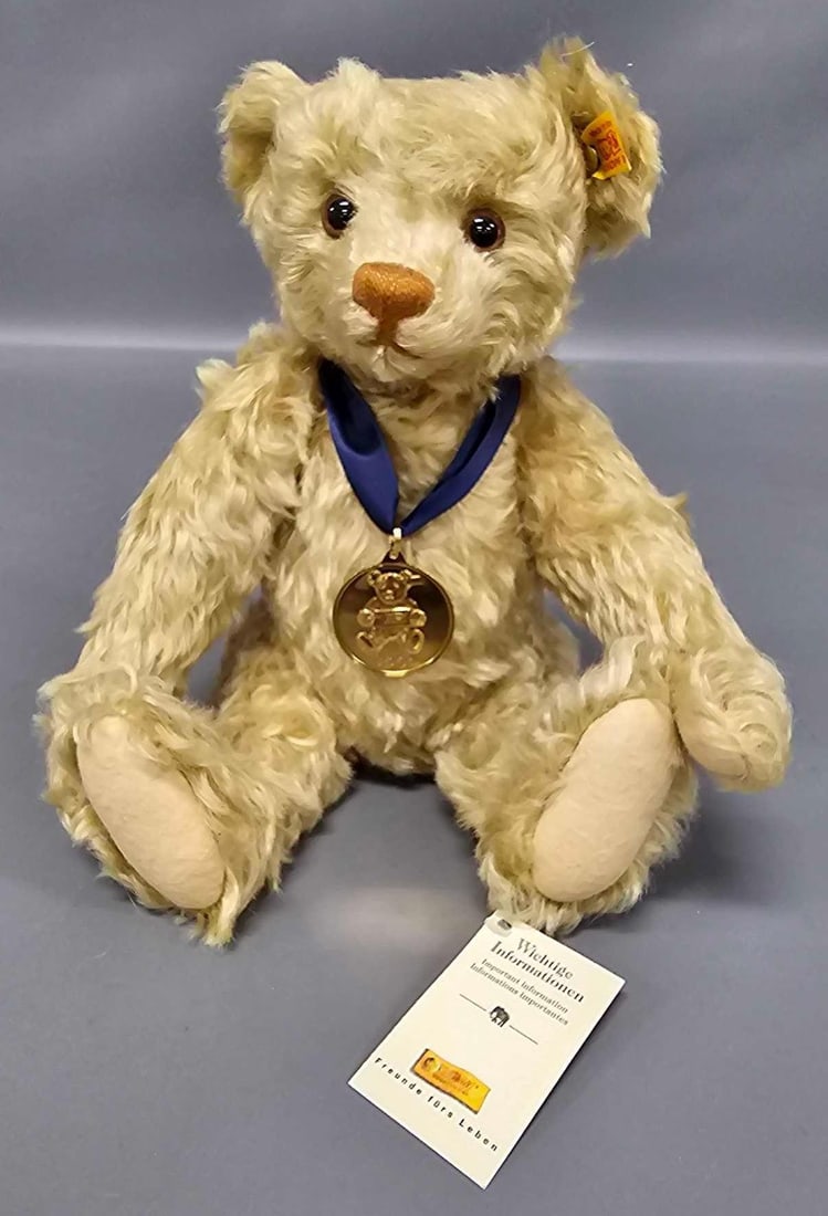 Steiff 9 inch 2004 Danbury Mint Button in Ear Medal teddy bear (1 of 6)