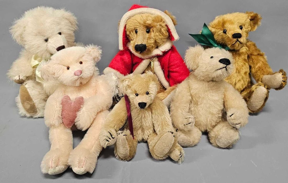 Group of six vintage Bearly There Company mohair bears: Group of six vintage Bearly There Company by Linda Spiegel bears in excellent condition and include 10 inch cream bear, 10 inch Dearheart bear no 0017 of 2000, 10 inch Goaz bear no 159 of 2000, 7 inch