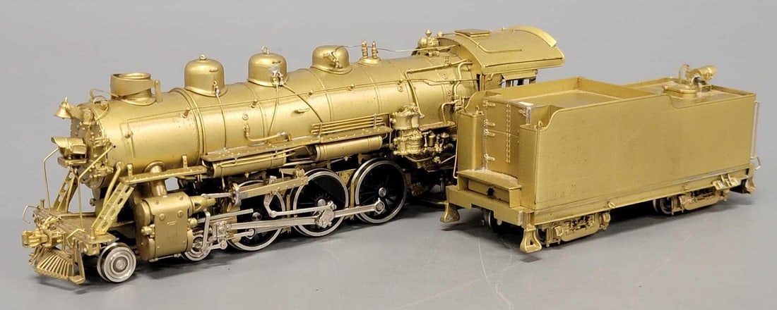 Samhongsa HO brass 4-6-2 steam locomotive and tender: Samhongsa HO brass 4-6-2 steam locomotive and tender. Both show moderate run time and are C6-7 as seen in the photos.