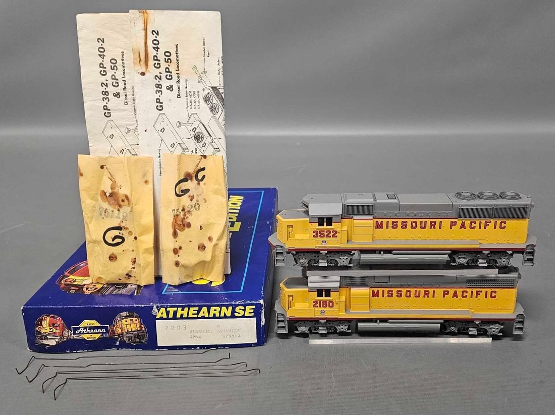 Athearn Special Edition 2-pack Locomotives in original box: Athearn Special Edition 2-pack Missouri Pacific Locomotives consisting of C9/10 Canaries GP50 and GP38-2 stock number 2203 road numbers 3522 and 2160, C9-10 in a good to very good original box as seen