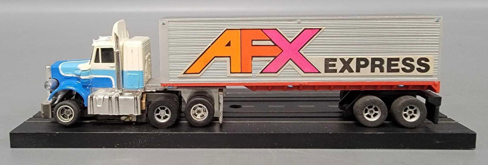Aurora AFX lighted Peterbilt semi tractor with AFX Express trailer (1 of 6)