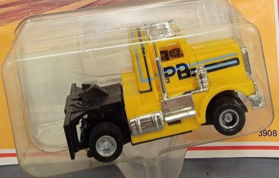 Tyco US 1 Electric Trucking 3908 Peterbilt tractor mint on a sealed blister card (1 of 6)