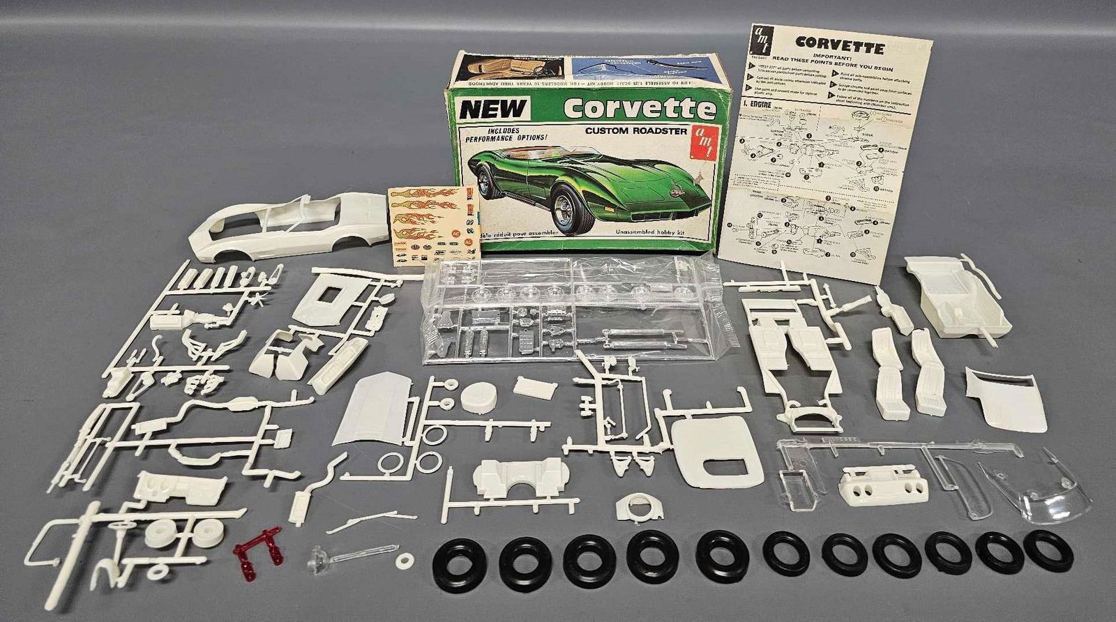 Mint unbuilt AMT Corvette custom roadster 1/25 scale model kit T475 (1 of 6)