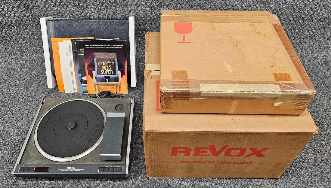 Vintage Revox B790 direct drive turntable in original box with original dust cover (1 of 14)
