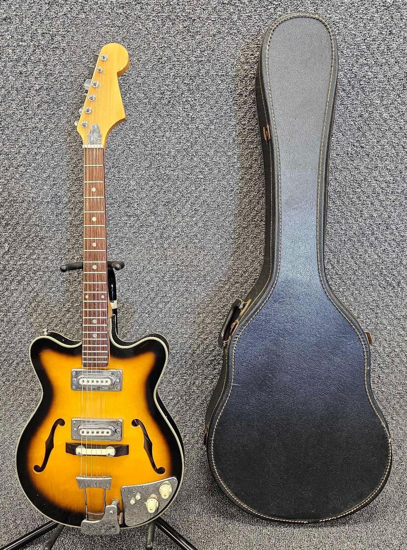 Vintage 1960's Japan made hollow body electric guitar in original case: Vintage 1960s Japan made hollow body electric guitar in original case, has mismatched tuners but still holds a tune and plays really nice with a great vintage bluesy sound. Overall in very good to exc