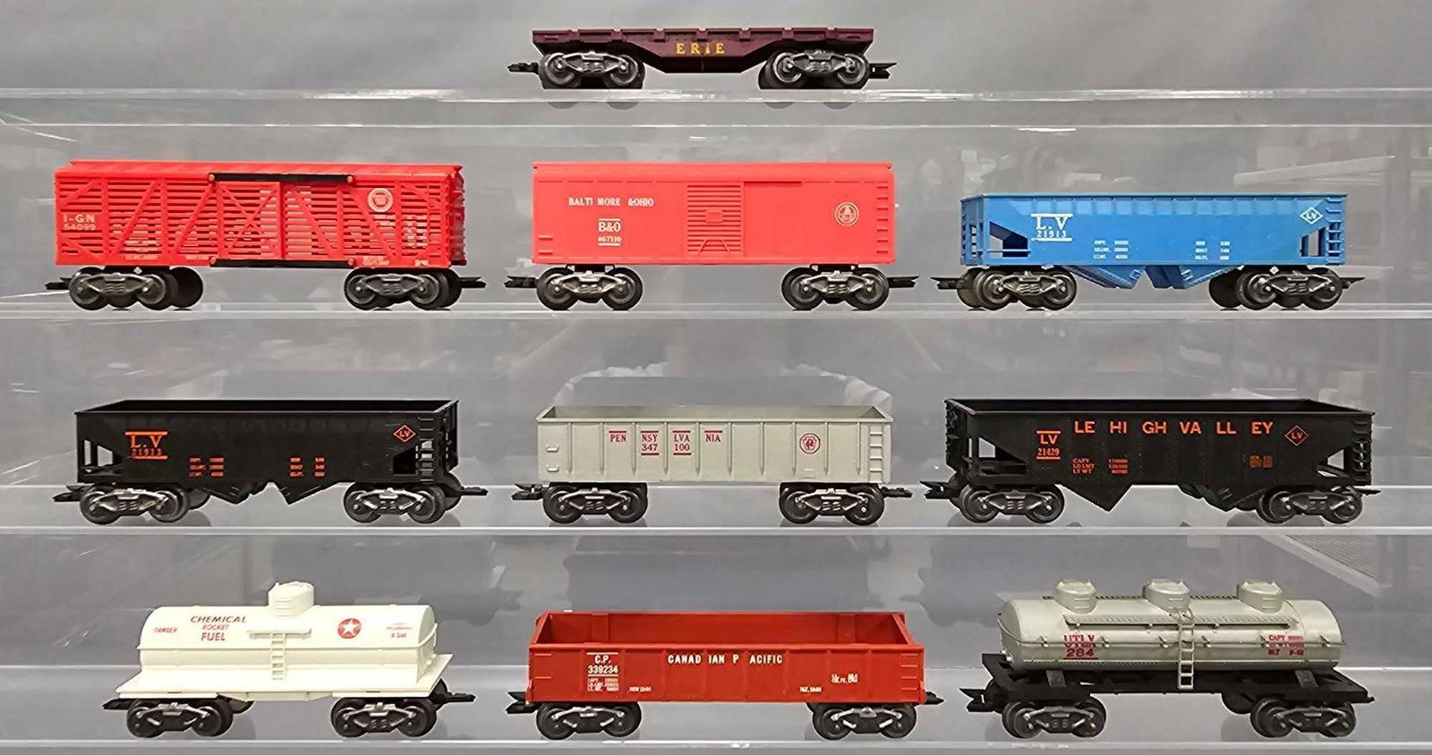 Ten Marx O gauge freight cars with type G trucks (1 of 10)