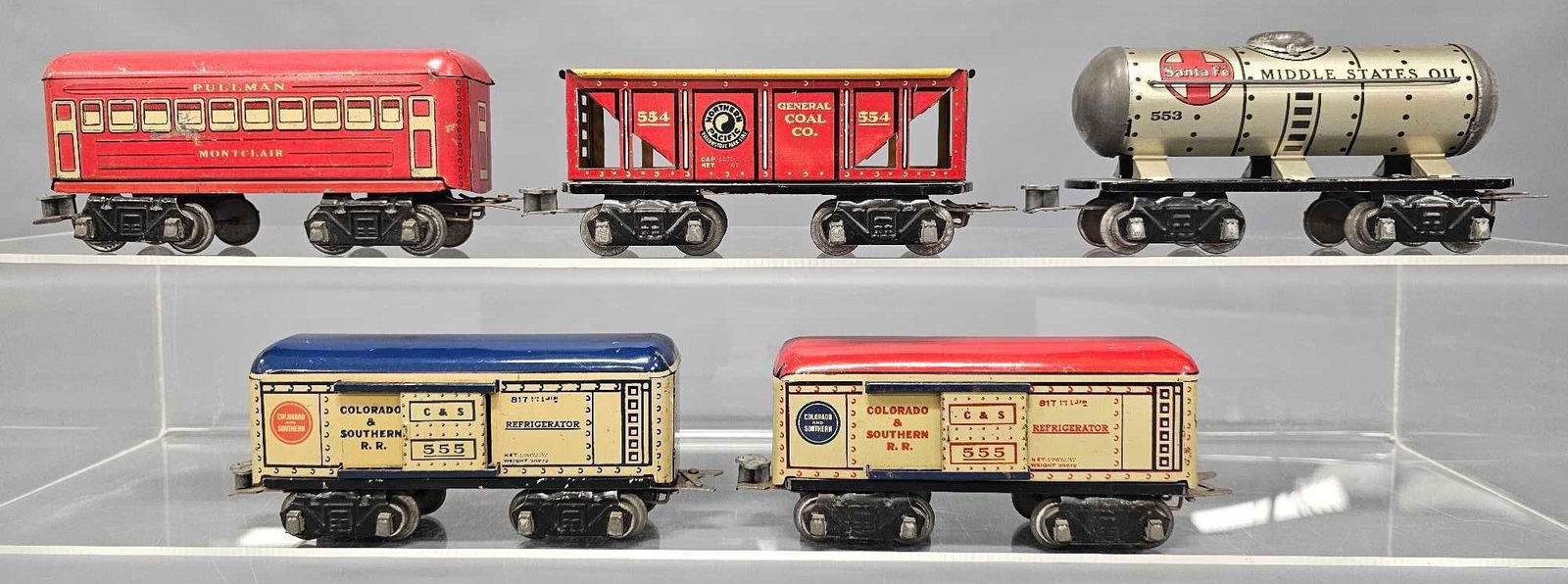 Group of Marx O gauge tin lithographed train cars with one way couplers (1 of 6)