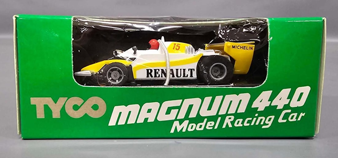 Tyco Magnum 440 Renault Elf Indy / F1 HO slot car in original box 8998: Tyco Magnum 440 Renault Elf Indy / F1 HO slot car in original box, stock number 8998. car is mint in a mint original box designed for the Japanese market as seen in the photos.