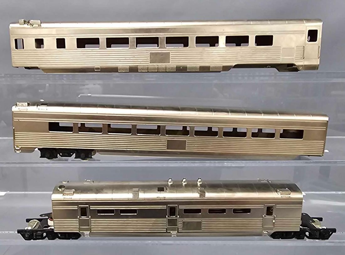 S Soho & Co HO brass articulated corrugated side passenger car set in original box: S Soho and Co HO brass articulated corrugated side passenger car set in original box, trains are C7 in a very good original box with original foam insert as seen in the photos.