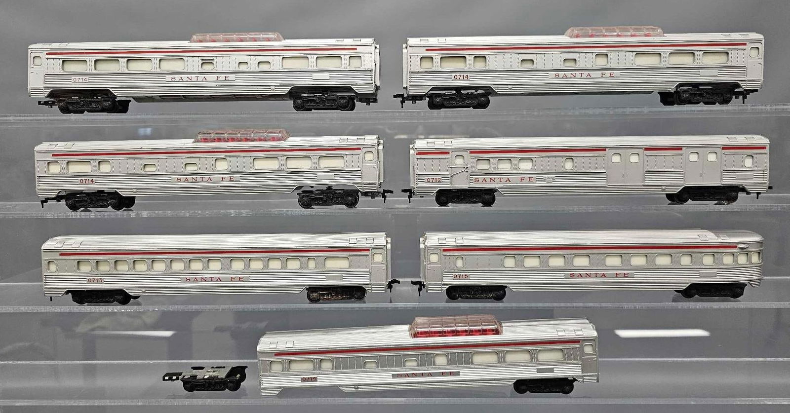 Seven Lionel postwar HO Santa Fe streamlined passenger cars (1 of 6)