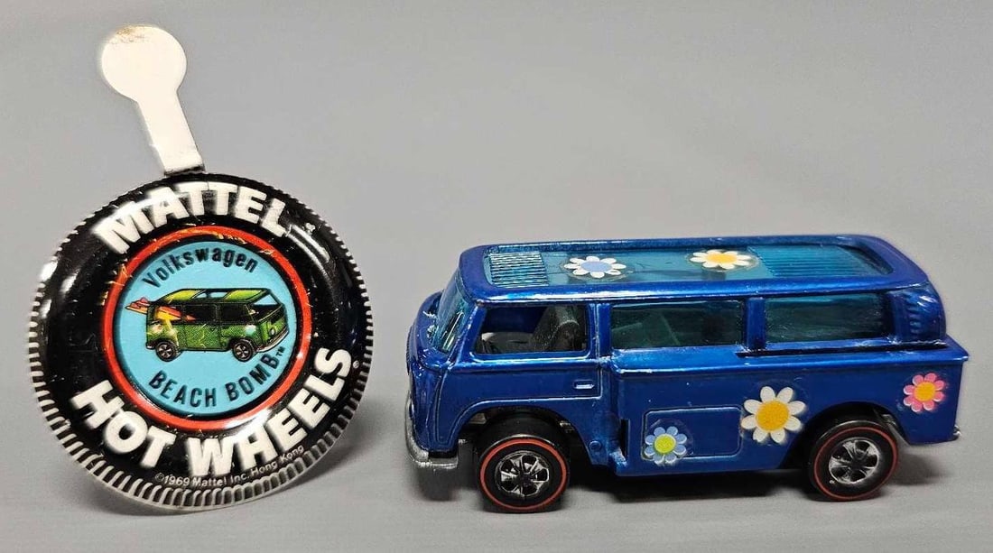 Redline Hot Wheels blue Volkswagen Beach Bomb with button: Redline Hot Wheels blue Hong Kong Volkswagen Beach Bomb with champagne interior and button, missing both surf boards, van is very good to excellent with a deeply toned base and a good button.