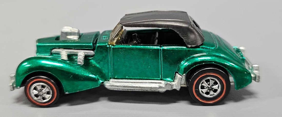 Redline Hot Wheels dark green Classic Cord: Redline Hot Wheels dark green Classic Cord, super nice with two tiny chips on the front of the hood, some minor toning, an original roof, nice wheels and a shiny base.