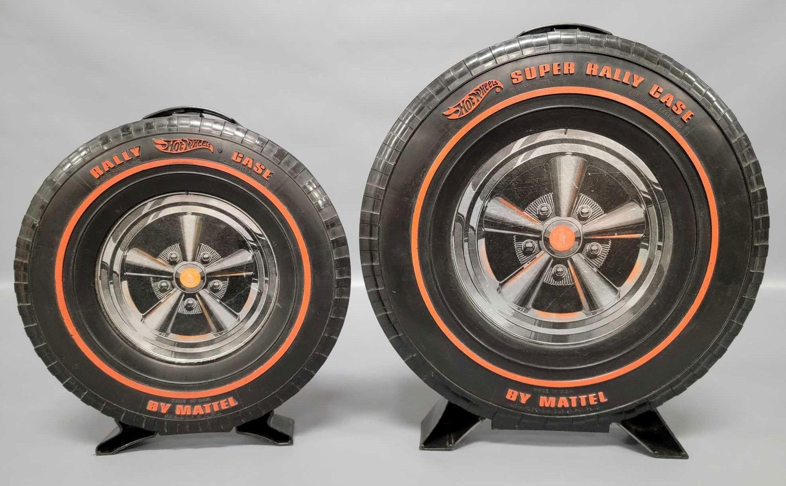 Two vintage Mattel Redline Hot Wheels wheel rally cases: Two vintage Mattel Redline Hot Wheels wheel rally cases, one small case for 12 cars and one large case for 24 cars, both of them are in nice shape with both stickers intact as seen in the photos.