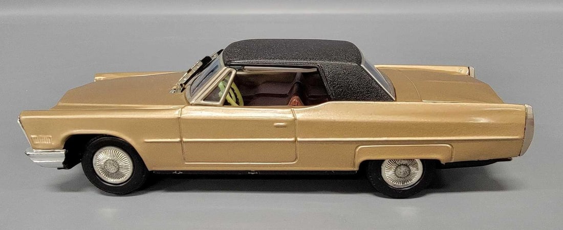 Vintage 1965 Bandai tin Cadillac battery operated car with working windshield wipers: Vintage 1965 Bandai tin Cadillac battery operated car with working windshield wipers. Car is in excellent condition but it does not currently operate with two good C cell batteries.