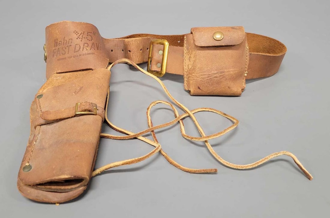 Hahn Fast Draw leather holster for BB gun: Hahn Fast Draw leather holster for BB gun in excellent condition with very minor wear and includes a belt, holster and pouch as seen in the photos.