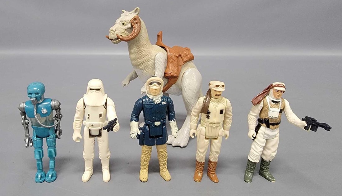 Group of Vintage Kenner Star Wars Hoth action figures and Tauntaun: Group of Vintage Kenner Star Wars Hoth action figures to include a complete Tauntaun with saddle and no damage, Luke in Hoth gear, Han in Hoth Gear, Rebel Commander, Snowtrooper that is missing the vi
