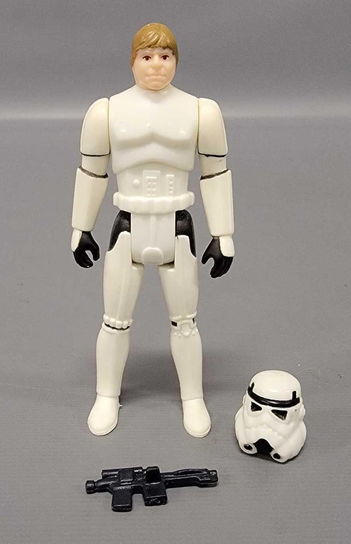 Vintage Kenner Star Wars last 17 Luke Stormtrooper COMPLETE!!: Vintage Kenner Star Wars last 17 Luke Stormtrooper, complete with helmet and black blaster, super nice and clean with little to no paint loss and tight joints.