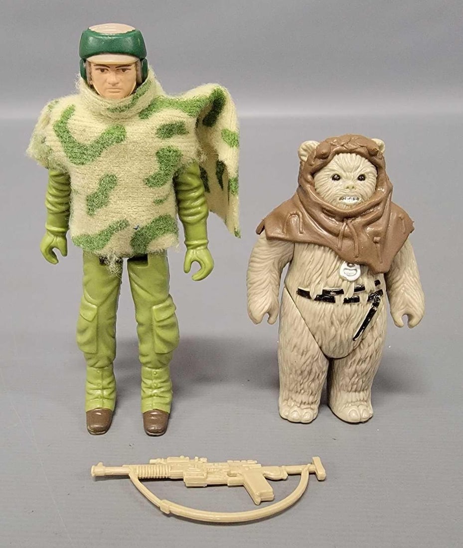 Two Vintage Kenner Star Wars ROTJ Endor figures: Two Vintage Kenner Star Wars ROTJ Endor figures to include a Rebel Commando with rifle and Lumat, one of the last 17 figures, simply marked H.K.