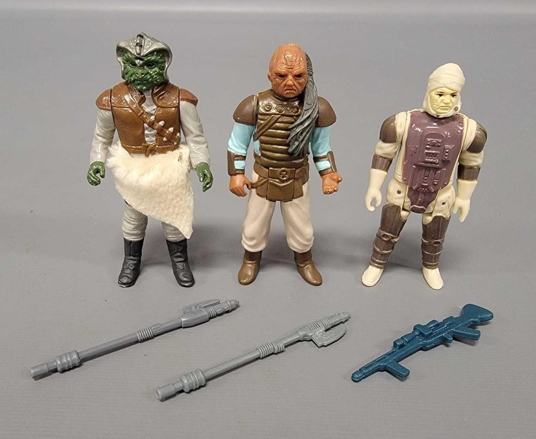 Three Vintage Kenner Star Wars ESB figures with weapons: Three Vintage Kenner Star Wars ESB figures with weapons to include Weequay, Klaatu and Dengar, all in excellent condition as seen in the photos.