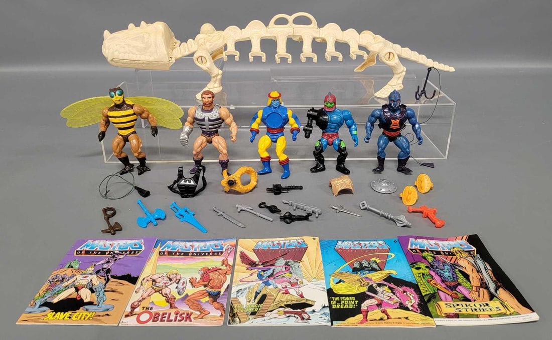 Mattel MOTU Masters of the Universe Battle Bones plus five incomplete figures and weapons pak: Mattel MOTU Masters of the Universe Battle Bones plus five incomplete figures and weapons pak. The Battle Bones carry case is in excellent condition with no broken parts but has some yellowing. The fi