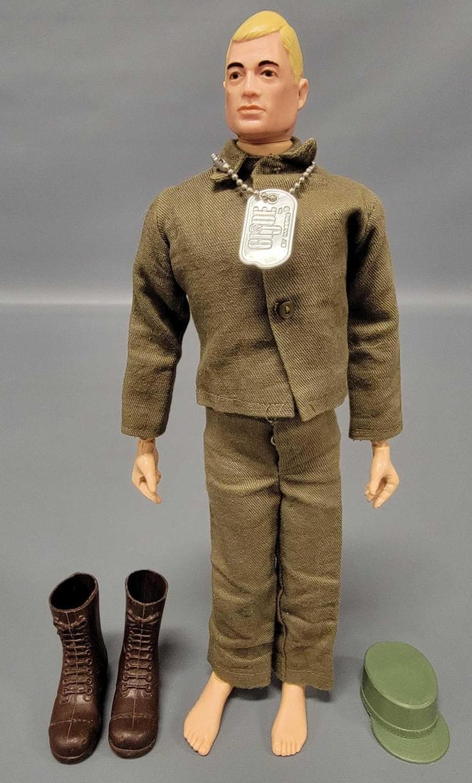 Hasbro GI Joe patent pending action soldier: Hasbro GI Joe patent pending action soldier, has one slotted shoulder with beefy hand on the left side, baby feet and eyeliner, very good outfit with Hasbro R Japan tag and no pockets on the shirt. Fi