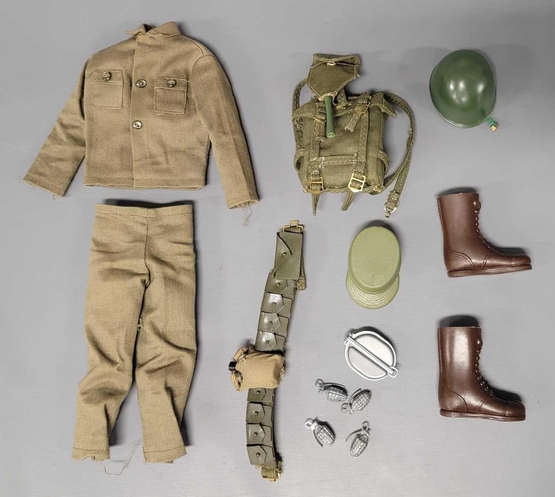 Hasbro GI Joe soldier outfit and accessories: Hasbro GI Joe soldier outfit and accessories, all original Hasbro equipment and in very good to excellent condition as seen in the photos.