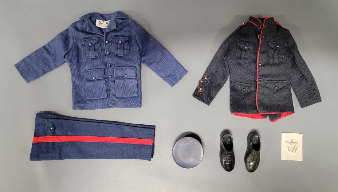 Hasbro GI Joe Air Force and dress Marines clothes: Hasbro GI Joe Air Force and dress Marines clothes, not a lot here but what is here is in excellent condition as seen in the photos.