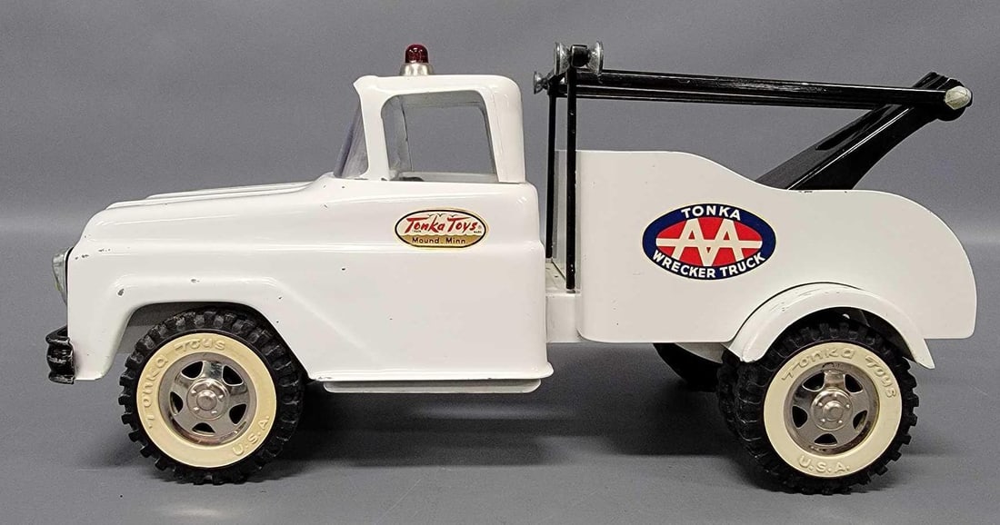 1961 Tonka pressed steel AA wrecker tow truck: 1962 Tonka pressed steel AA wrecker tow truck, all original and in nice shape with some paint loss and missing the string and hook. Extremely clean and shiny with no rust, excellent minus condition.