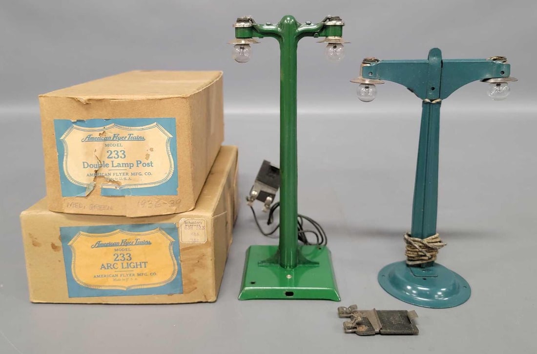 Fantastic American Flyer prewar 233 double lamp post and arc light accessories in original boxes (1 of 7)