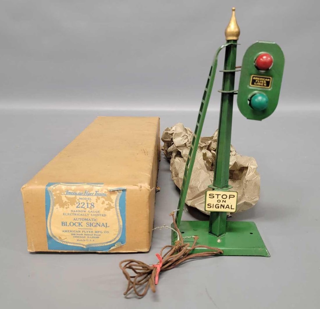 American Flyer prewar green 2218 block signal in original box (1 of 8)