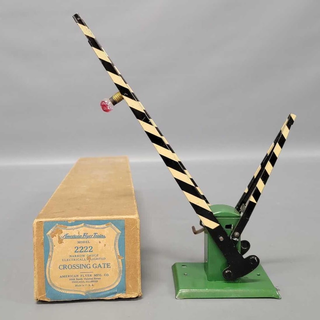 American Flyer prewar O gauge  2222 electrically lighted manual crossing gate in original box (1 of 7)