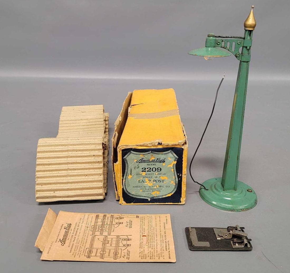 American Flyer prewar peacock 2209 single arm lap post in original box (1 of 9)