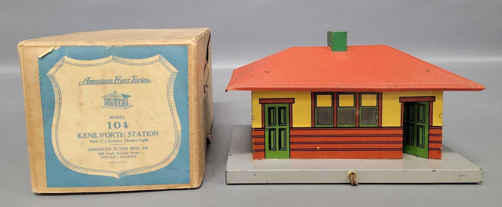 American Flyer prewar 104 Kenilworth station with crackle roof in original box: American Flyer prewar 104 Kenilworth station with crackle roof in original box, C6-7 due to rippling in the front edge of the gray base, comes in a very good to excellent original box with some repair