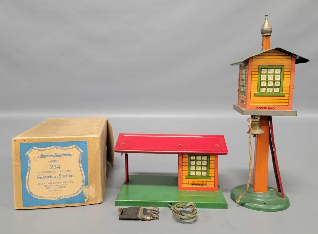 Two nice  American Flyer prewar accessories with one original box (1 of 6)