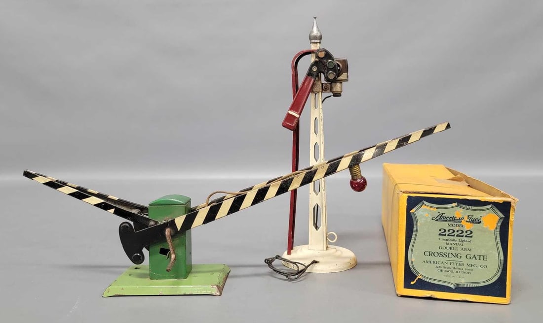 American Flyer prewar 2222 manual double arm crossing gate and white 2012 semaphore with light (1 of 14)