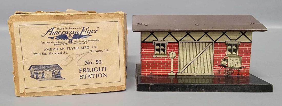 American Flyer prewar 93 freight station in original box (1 of 9)