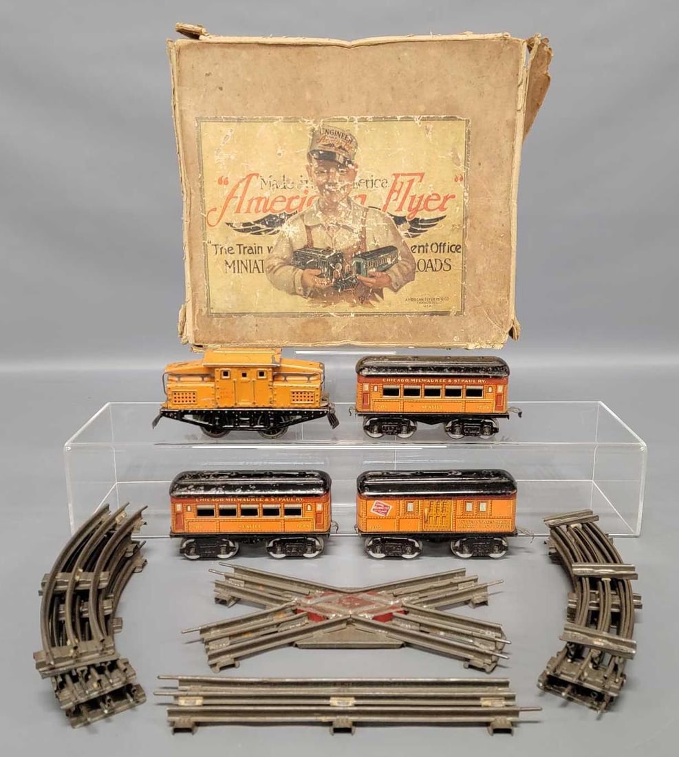 Boxed American Flyer prewar O 1217 electric passenger set (1 of 16)