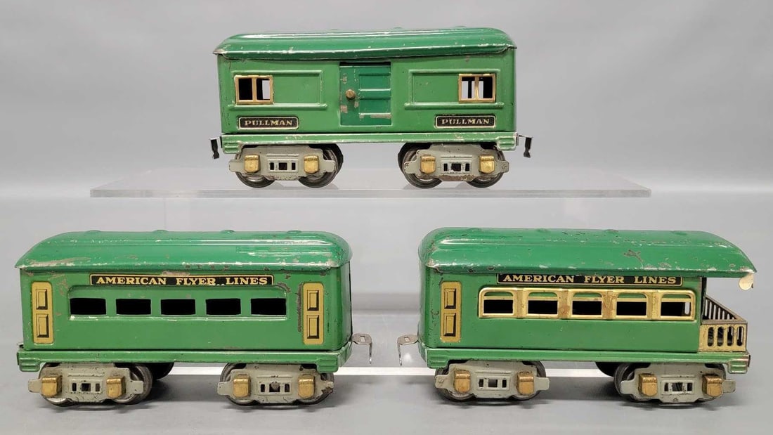 Three American Flyer prewar O green passenger cars 1213 1214 1217: Three American Flyer prewar O green passenger cars to include 1213 coach, 1214 baggage and 1217 observation car, C6.