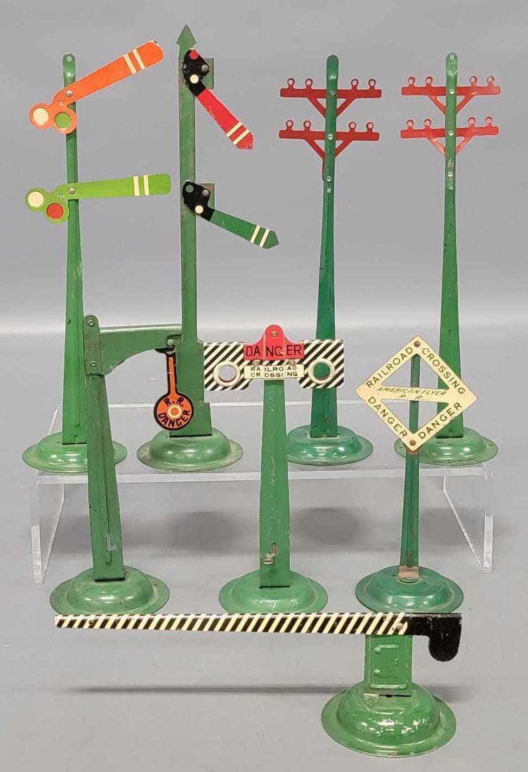 Group of early American Flyer prewar accessories with round bases (1 of 4)