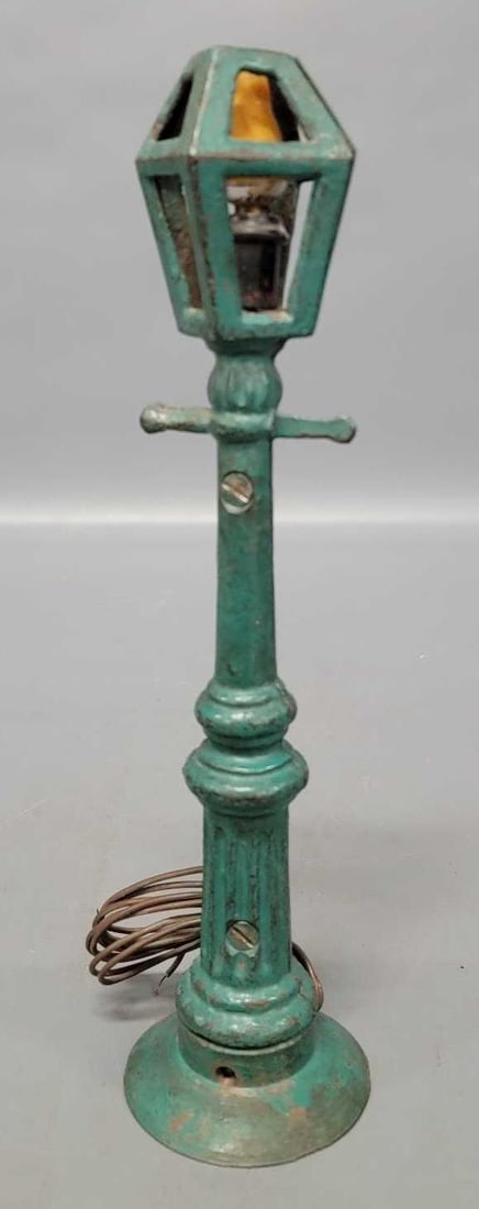Voltamp cast iron prewar standard gauge street light (1 of 7)