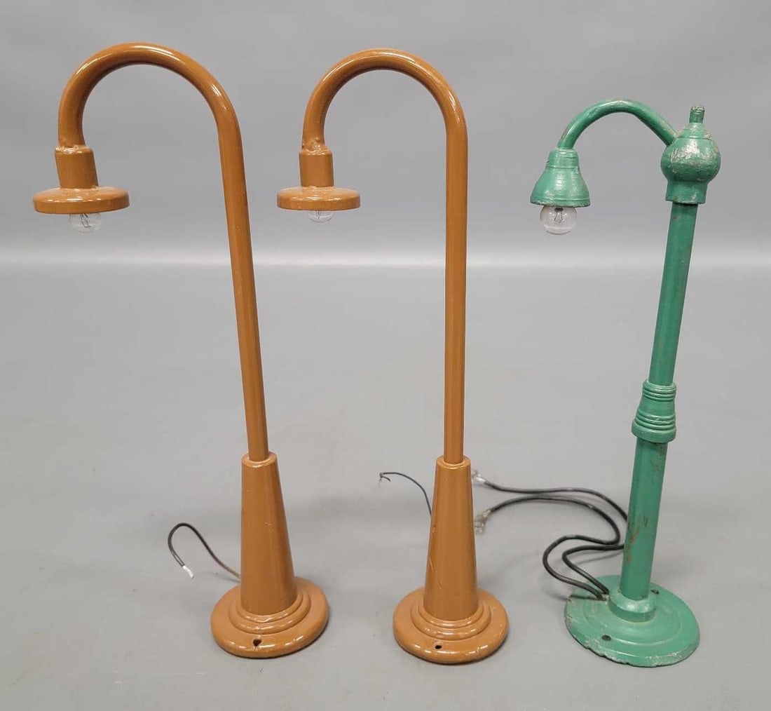 Three unidentified  manufacturers toy or model train street lights (1 of 6)
