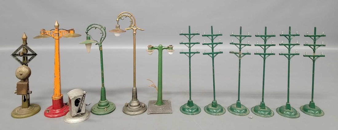 Group of American Flyer Prewar accessories for parts or repair (1 of 5)