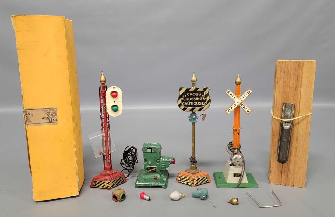 Group of American Flyer wide gauge accessories for parts or restoration with one original box (1 of 4)