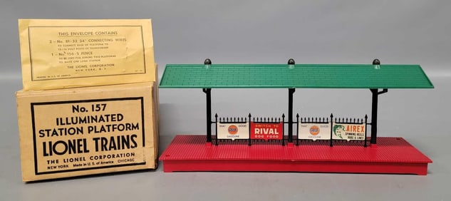 Postwar Lionel RED BASE 157 illuminated Station Platform accessory in original box