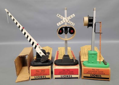 Three Postwar Lionel accessories in original boxes 252 153 154