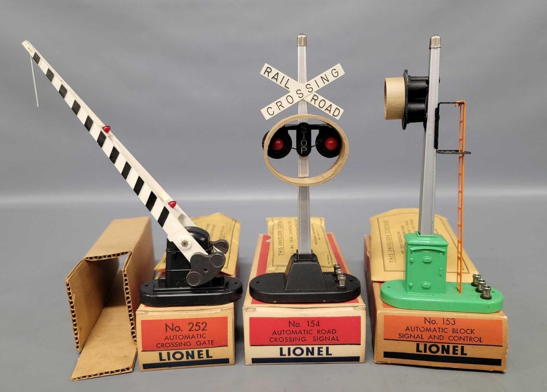 Three Postwar Lionel accessories in original boxes 252 153 154 (1 of 20)
