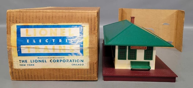 Postwar Lionel 133 Illuminated Station accessory in original box