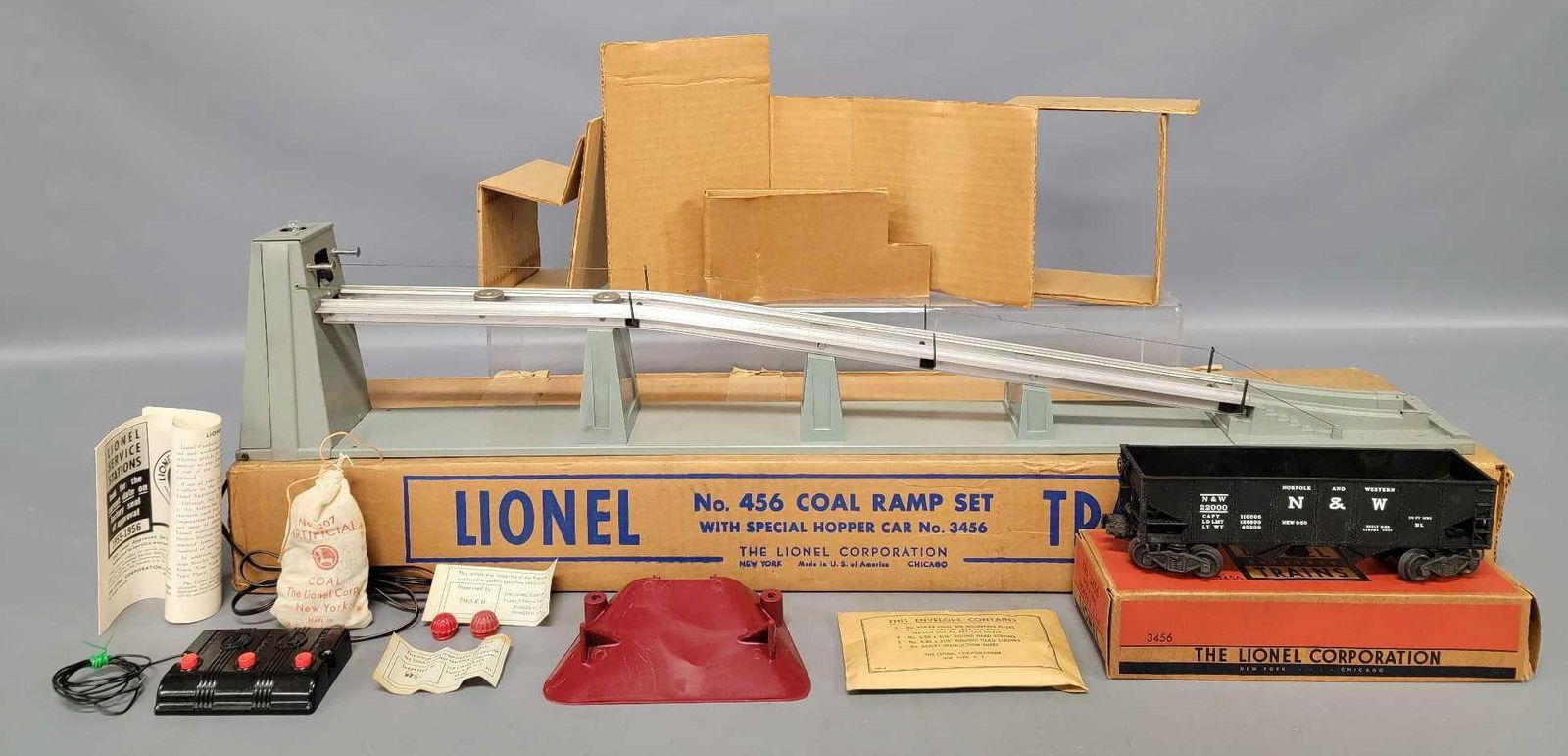 Unused Postwar Lionel 456 Coal ramp set accessory in original box (1 of 18)