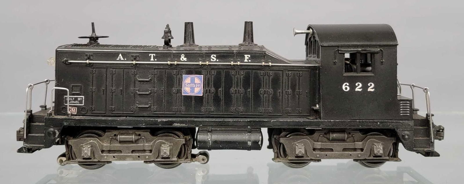 Postwar Lionel 622 Santa Fe NW-2 diesel switcher with bell (1 of 6)