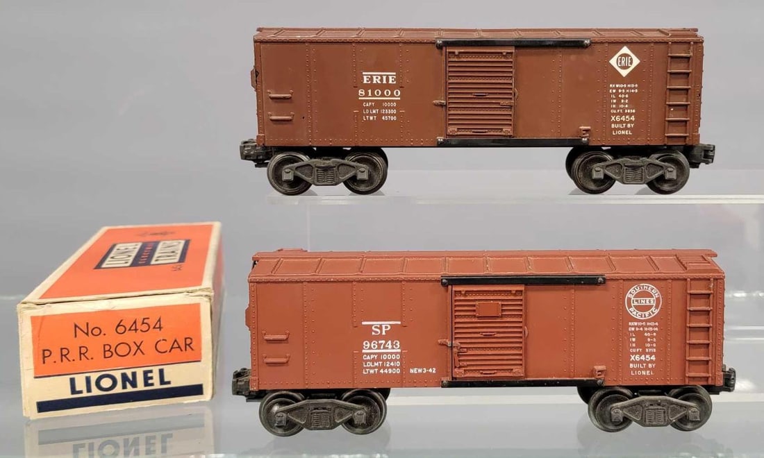 Two Lionel postwar O 6454 box cars with one original box (1 of 12)